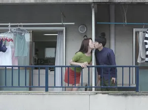 Tiếng rên của chị gần cạnh bên nhà và cậu thanh niên được lái máy bay
