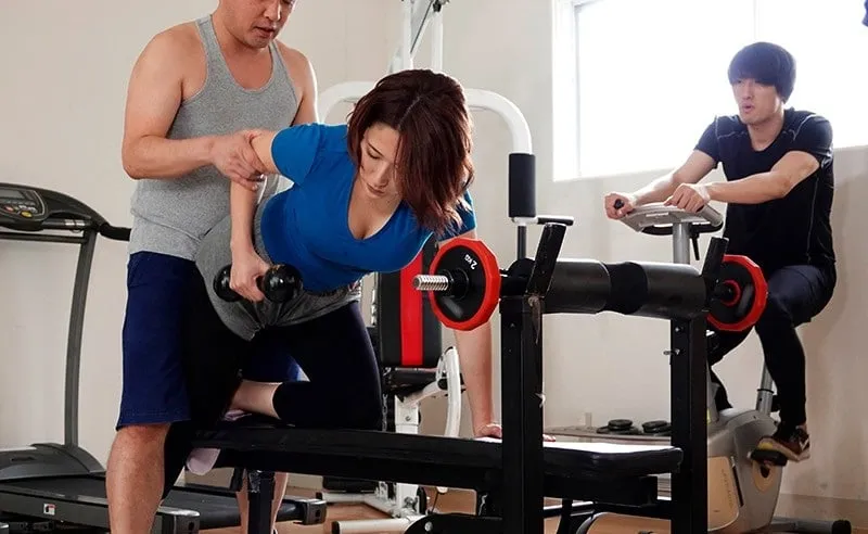 Anh xã phát hiện bà xã "đi ngoài" với huấn luyện viên thể hình