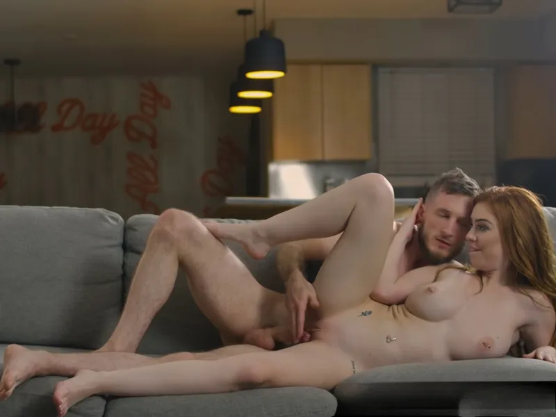 đang tăng ca mà bạn gái cứ dùng bướm dụ tôi doggy cùng em